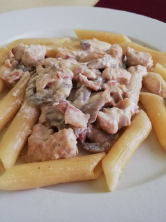 Baconos-gombás-tejszínes csirkemell recept fotója