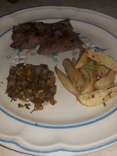 Una foto de Filete al perejil con papas rústicas