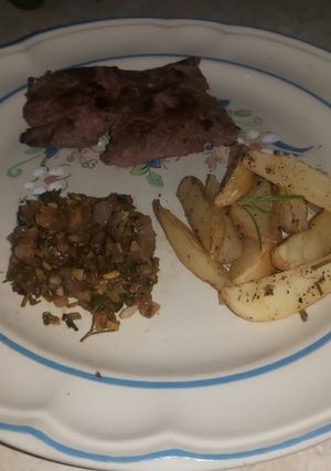 Una foto de Filete al perejil con papas rústicas