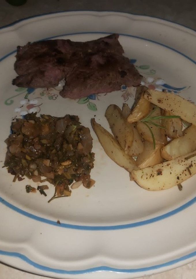 Una foto de Filete al perejil con papas rústicas