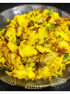 बटाट्याची पिवळी भाजी (batatychi bhaji recipe in marathi) रेसिपी चे मुख्य फोटो