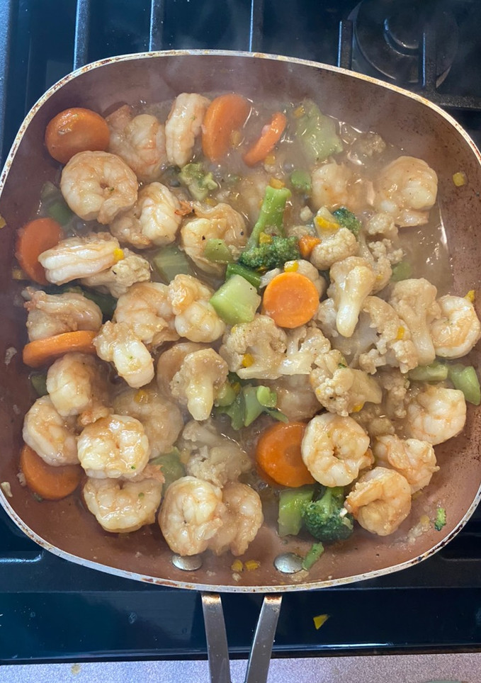 Una foto de Camarones salteados con vegetales