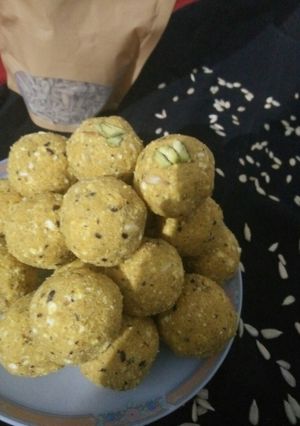 A picture of Besan laddoo with sunflower and flax seeds.