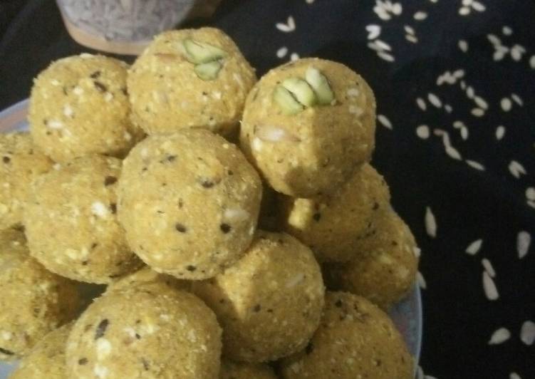 Besan laddoo with sunflower and flax seeds