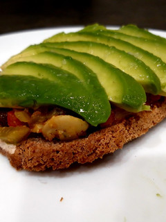 Una foto de Tosta de trigo sarraceno con verduras, champis y aguacate