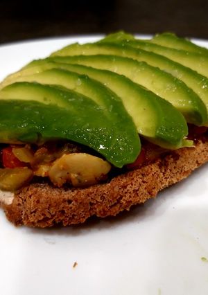Foto principal de Tosta de trigo sarraceno con verduras, champis y aguacate