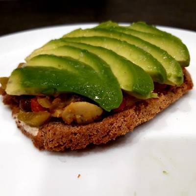 Tostadas De Pan De Trigo Sarraceno Con Un Huevo Pochado, Un Aguacate En  Rodajas, Tomates De Gambas Y Lechuga. Menú Dietético. Paro Foto de archivo  - Imagen de verde, bagueta: 245851004