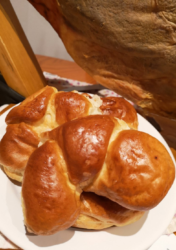 Una foto de Medialuna rellena de jamón