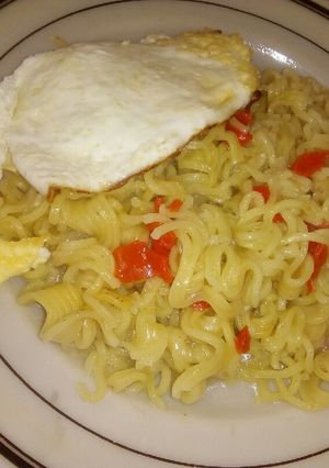 A picture of Noodles with sunny side up egg.