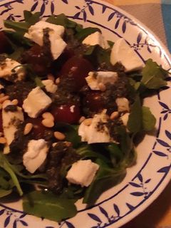 Una foto de Dúo de canónigos y rúcula con cherrys, mozzarella y pesto