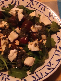 Una foto de Dúo de canónigos y rúcula con cherrys, mozzarella y pesto