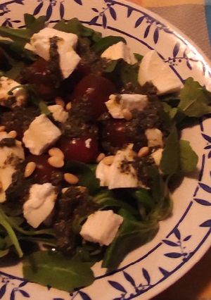 Una foto de Dúo de canónigos y rúcula con cherrys, mozzarella y pesto