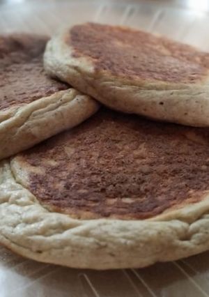 Una foto de Pancakes 🥞 de banana 🍌 con chips de chocolate 🍫
