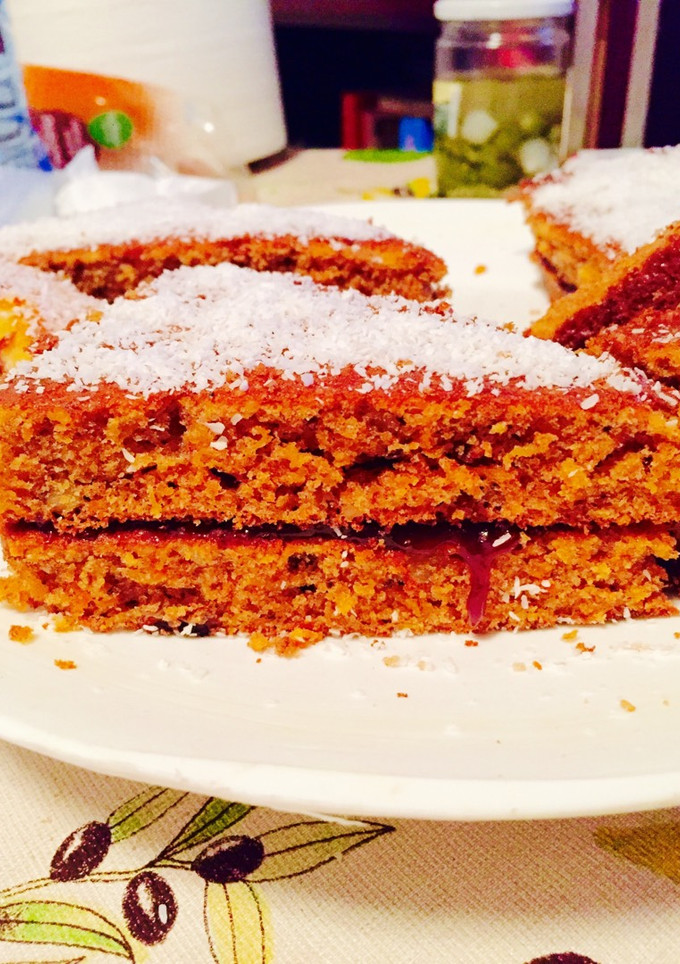 Una foto de Tarta de zanahoria rellena de chocolate light o melada con cremita