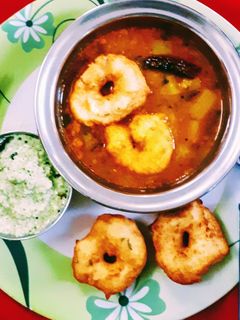 उडीद वडा सांबर (udid vada sambar recipe in marathi) रेसिपी चे मुख्य फोटो 