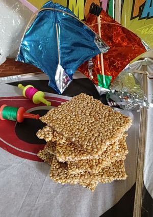 તલ ની ચીક્કી (Til Chikki Recipe In Gujarati) રેસીપી મુખ્ય ફોટો