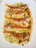 Salmonetes en salsa de puerros y almendras