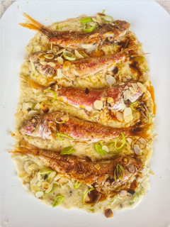 Una foto de Salmonetes en salsa de puerros y almendras