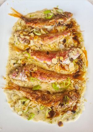 Una foto de Salmonetes en salsa de puerros y almendras