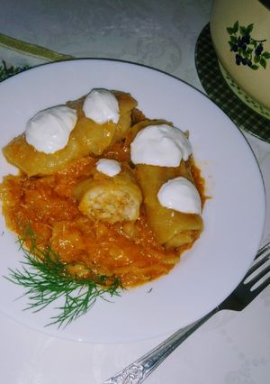 Töltött káposzta kapros-paradicsomos feltéttel, gluténmentesen recept fotója