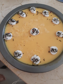 Una foto de Pay de flan y galleta