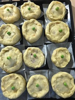 Una foto de Panades mallorquines de carn y pèsols