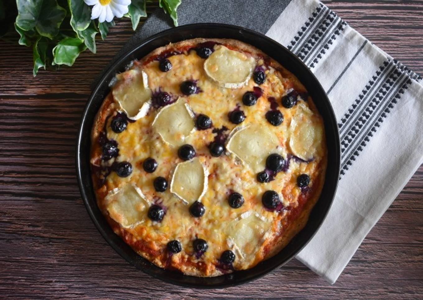 Pizza integral en panificadora sabor cuatro quesos y arándanos