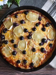 Una foto de Pizza integral en panificadora sabor cuatro quesos y arándanos