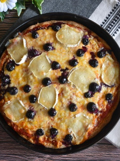 Una foto de Pizza integral en panificadora sabor cuatro quesos y arándanos