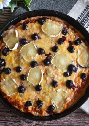 Una foto de Pizza integral en panificadora sabor cuatro quesos y arándanos