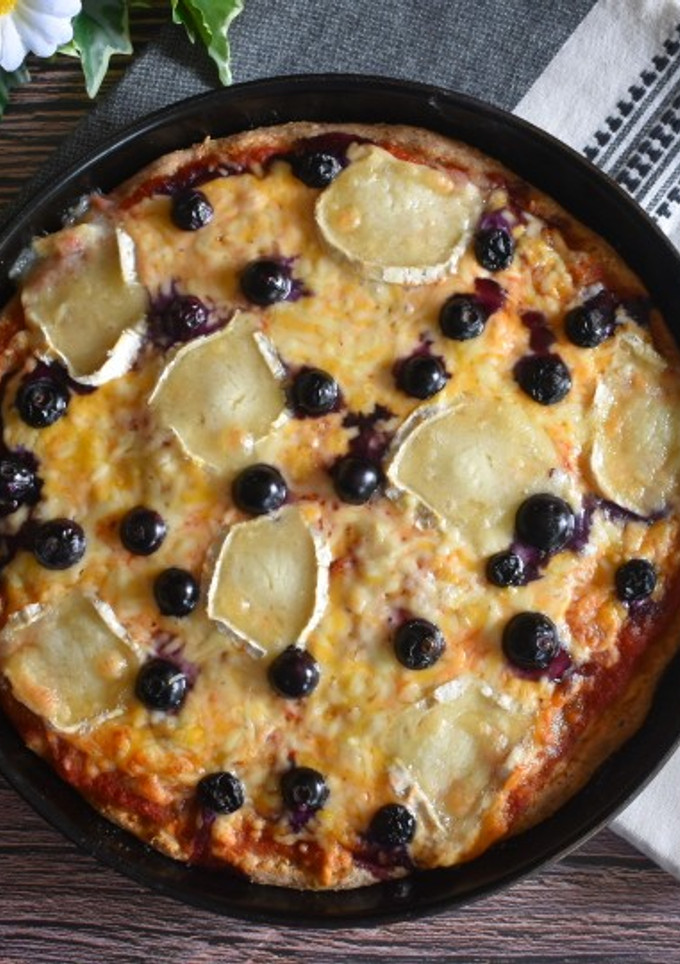 Una foto de Pizza integral en panificadora sabor cuatro quesos y arándanos