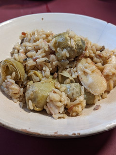 Una foto de Arroz salteado con pulpo y alcachofas baby