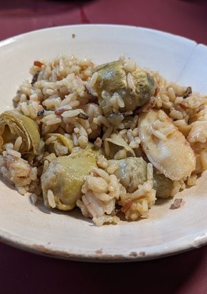 Una foto de Arroz salteado con pulpo y alcachofas baby