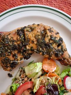 Una foto de Pollo a la hierbabuena