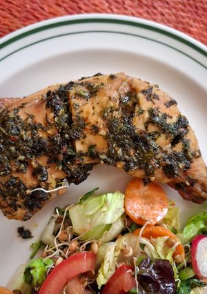 Una foto de Pollo a la hierbabuena