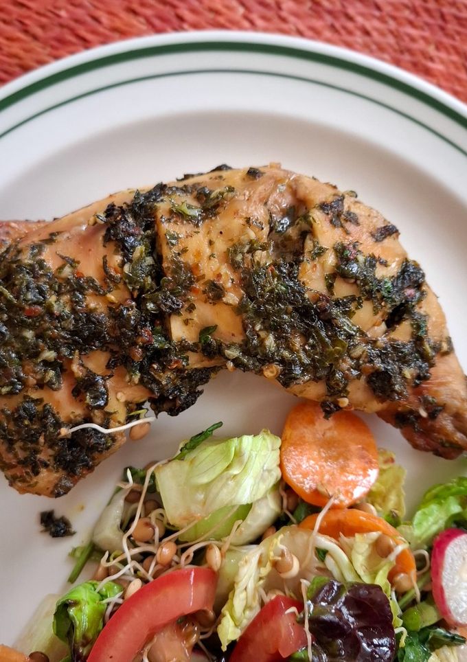 Una foto de Pollo a la hierbabuena