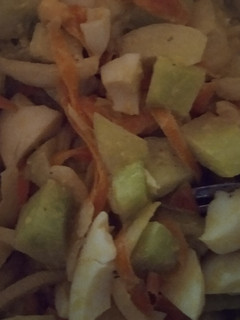 Una foto de Ensalada rápida y sana.🧅🥕🥒🥚🥗