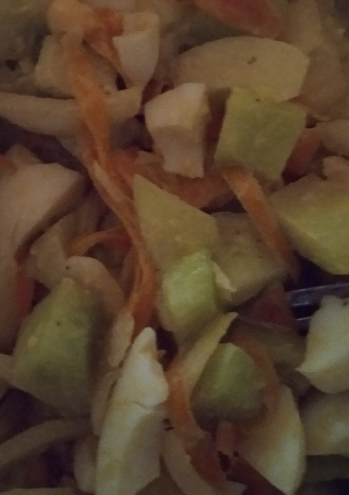 Una foto de Ensalada rápida y sana.🧅🥕🥒🥚🥗