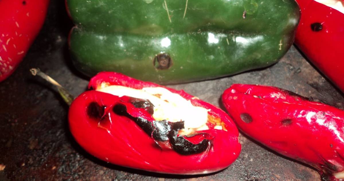 Chiles jalapeños rojos asados con queso y epazote bañados en tequila Receta de MARTÍN GERARDO