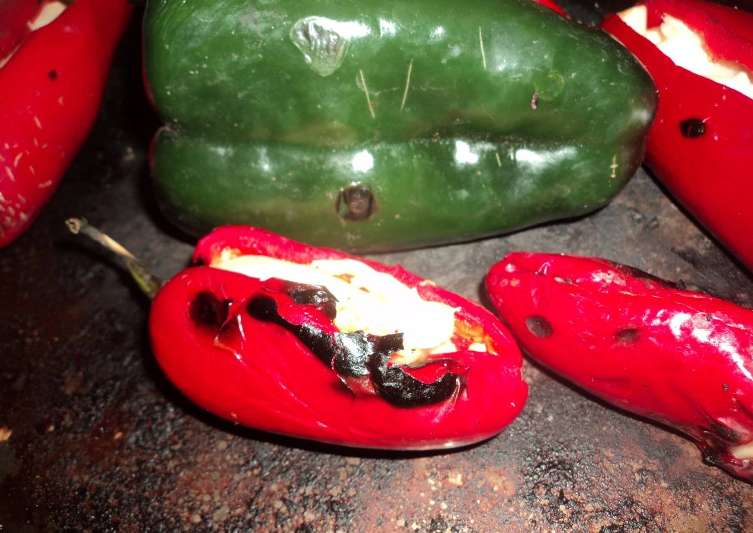 Chiles jalapeños rojos asados con queso y epazote bañados en tequila