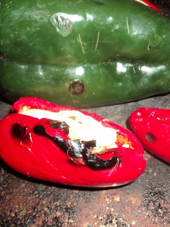 Una foto de Chiles jalapeños rojos asados con queso y epazote bañados en tequila