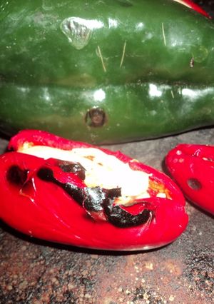 Foto principal de Chiles jalapeños rojos asados con queso y epazote bañados en tequila