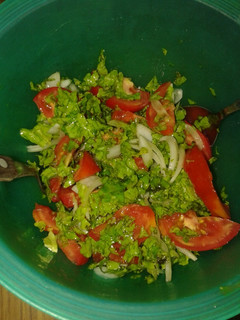 Una foto de Ensalada de Lechuga Tomate y Cebolla
