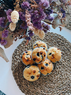 Una foto de Muffins de arándanos y chocolate blanco