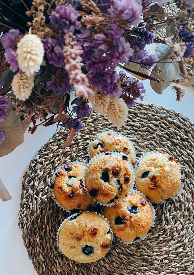 Una foto de Muffins de arándanos y chocolate blanco