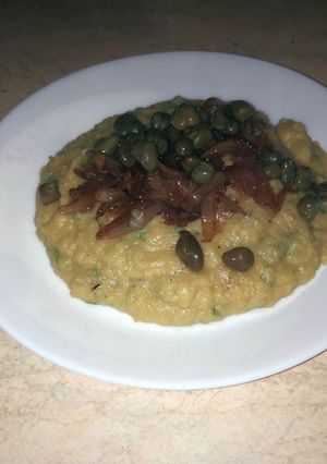 Foto di Crema di cicerchia greca (fava), con cipolle caramellate