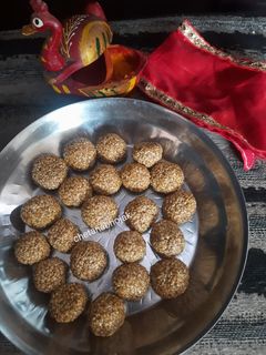 तिळगूळ लाडू (Tilgul Ladoo Recipe In Marathi) रेसिपी चे मुख्य फोटो