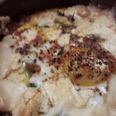 A picture of Tajine Shukshouka with spinach.
