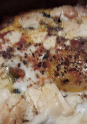 A picture of Tajine Shukshouka with spinach.