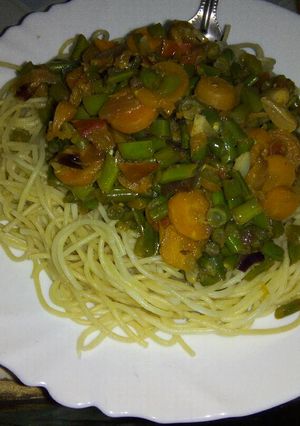 A picture of Spaghetti with stir fried French beans.